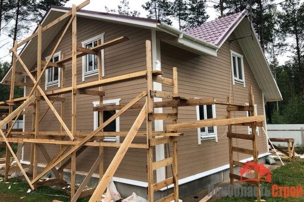 Монтаж имитации бруса при ремонте деревянного дома