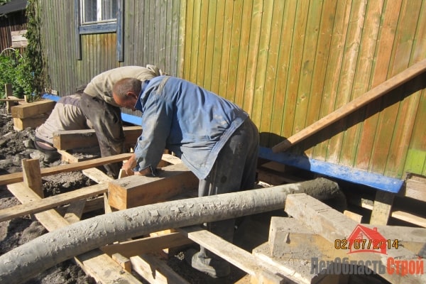 Подъём деревянного дома и проведение бетонных работ